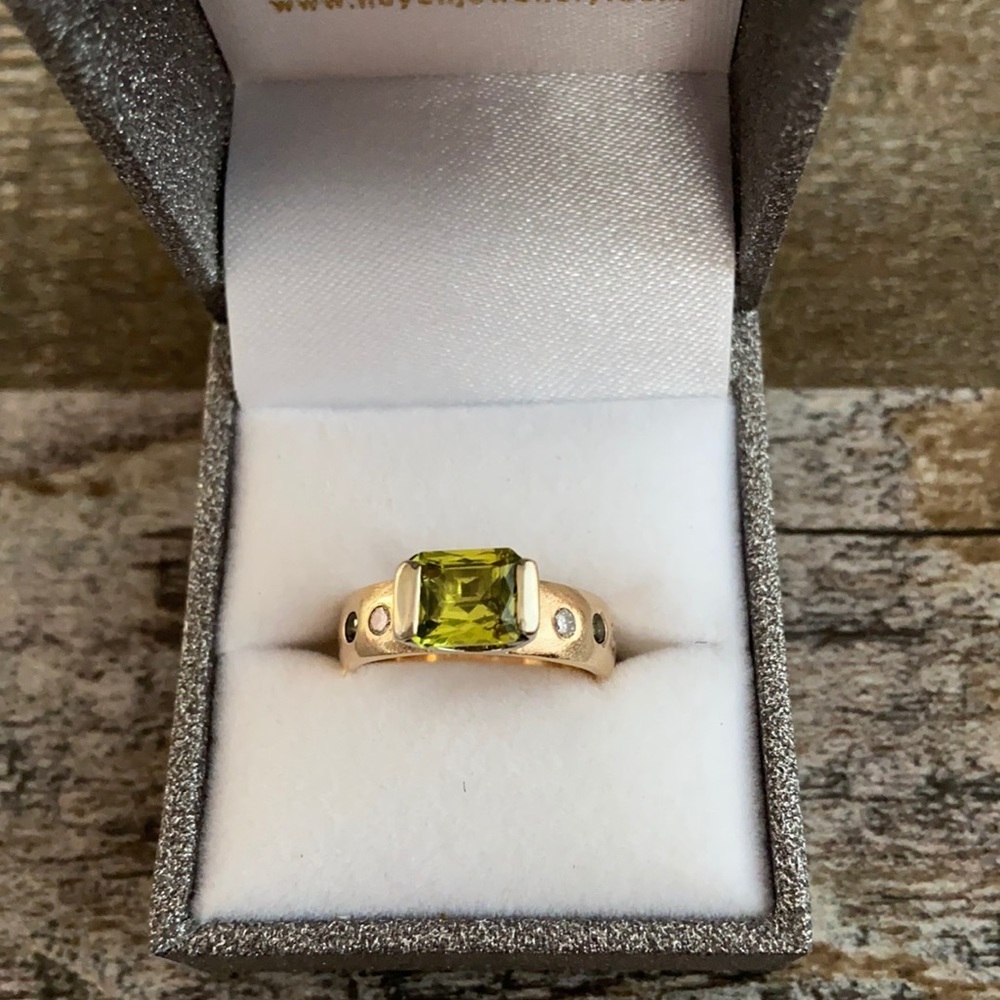 Ladies Gold / Diamond / Peridot Ring
